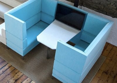 Rectangular meeting booth with high backs, integrated table and TV screen